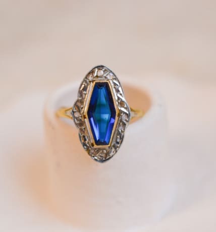 Bague Navette Art Déco 2 Ors centrée d'une pierre bleue entourée de pierres blanches