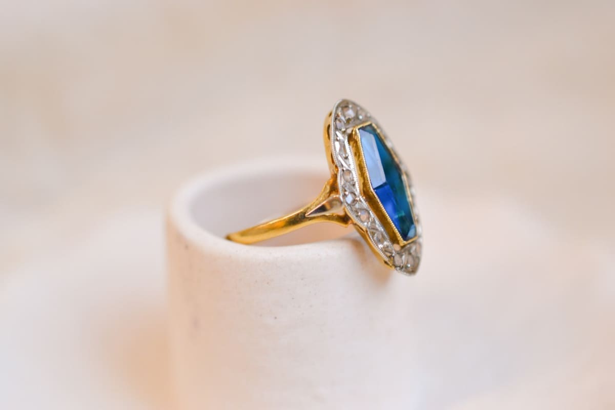 Bague Navette Art Déco Or jaune et Or blanc pierres bleue et blanches