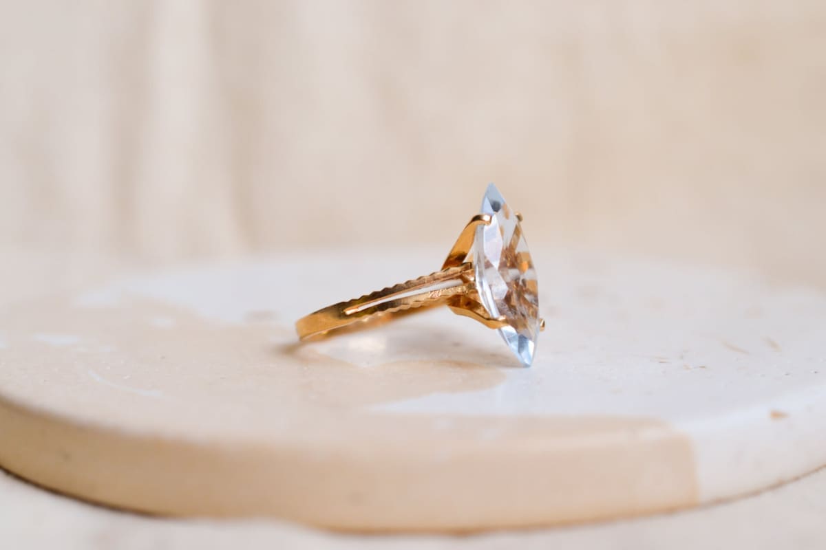 Bague Navette ancienne en Or jaune 18 carats ornée d'un Spinelle