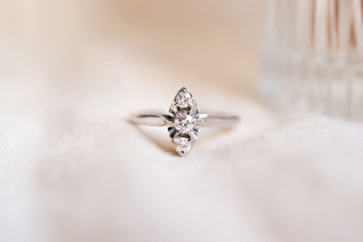 Bague Navette en Or blanc 18 carats sertie de Diamants