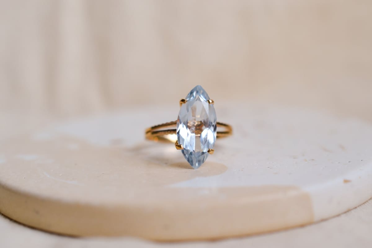 Bague Navette en Or jaune 18 carats sertie griffes d'un Spinelle