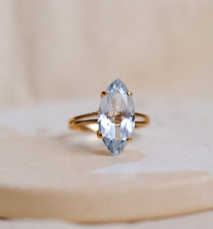 Bague Navette en Or jaune 18 carats sertie griffes d'un Spinelle