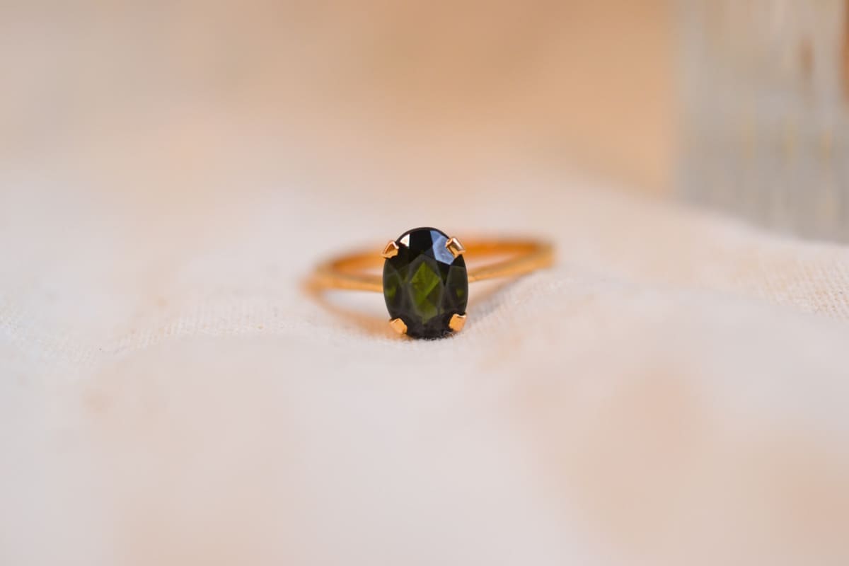 Bague Solitaire en Or jaune 18 carats ornée d'une Tourmaline serti griffes