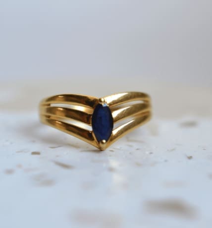 Bague V Saphir taille navette