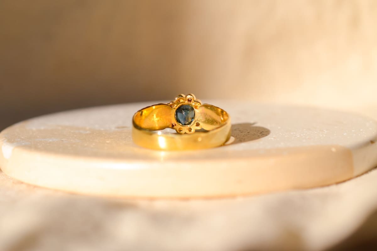 Bague Vintage en Or jaune 18 carats ornée d'un Saphir et de Diamants