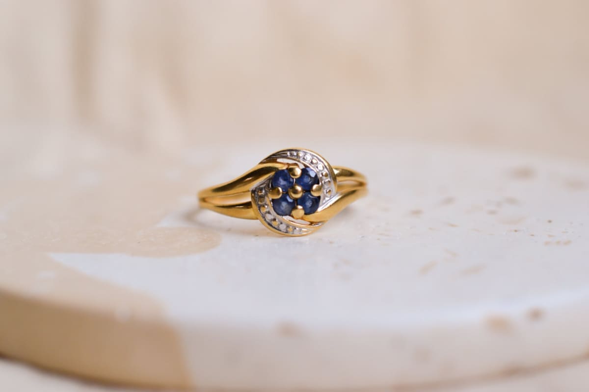 Bague ancienne 2 Ors ornée de Saphirs en fleur sur une monture ajourée