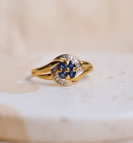 Bague ancienne 2 Ors ornée de Saphirs en fleur sur une monture ajourée