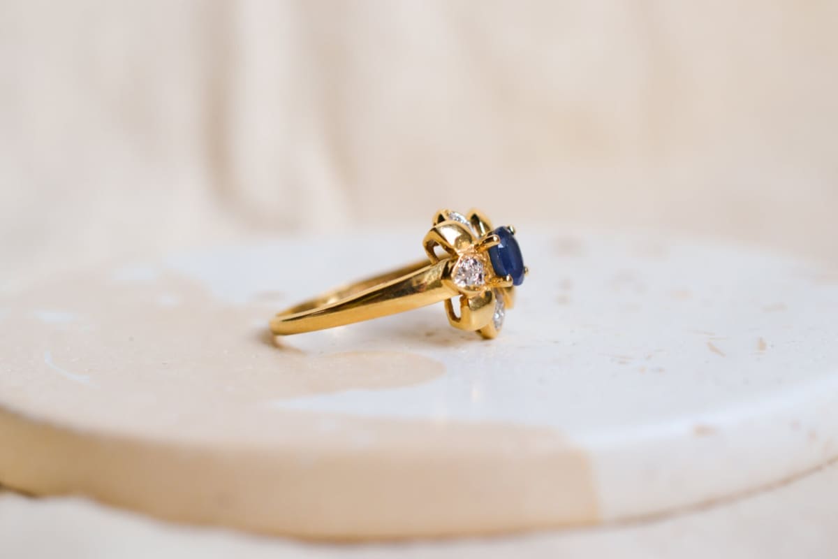 Bague ancienne en Or jaune 18 carats Saphir et Diamants