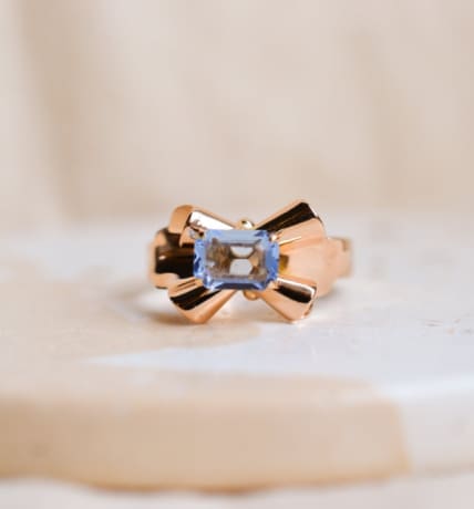 Bague ancienne en forme de noeud en Or jaune 18 carats sertie d'une pierre bleue ciel