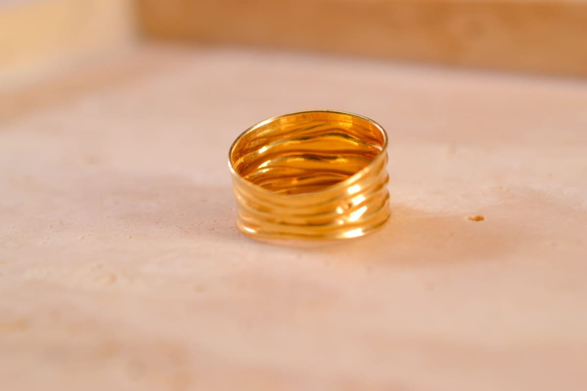 Bague bandeau Vintage en Or jaune 18 carats froissée