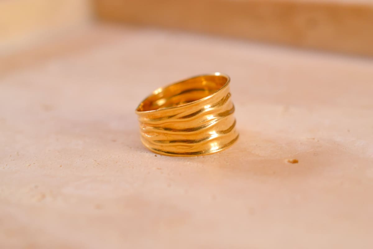 Bague bandeau ancienne en Or jaune 18 carats froissée