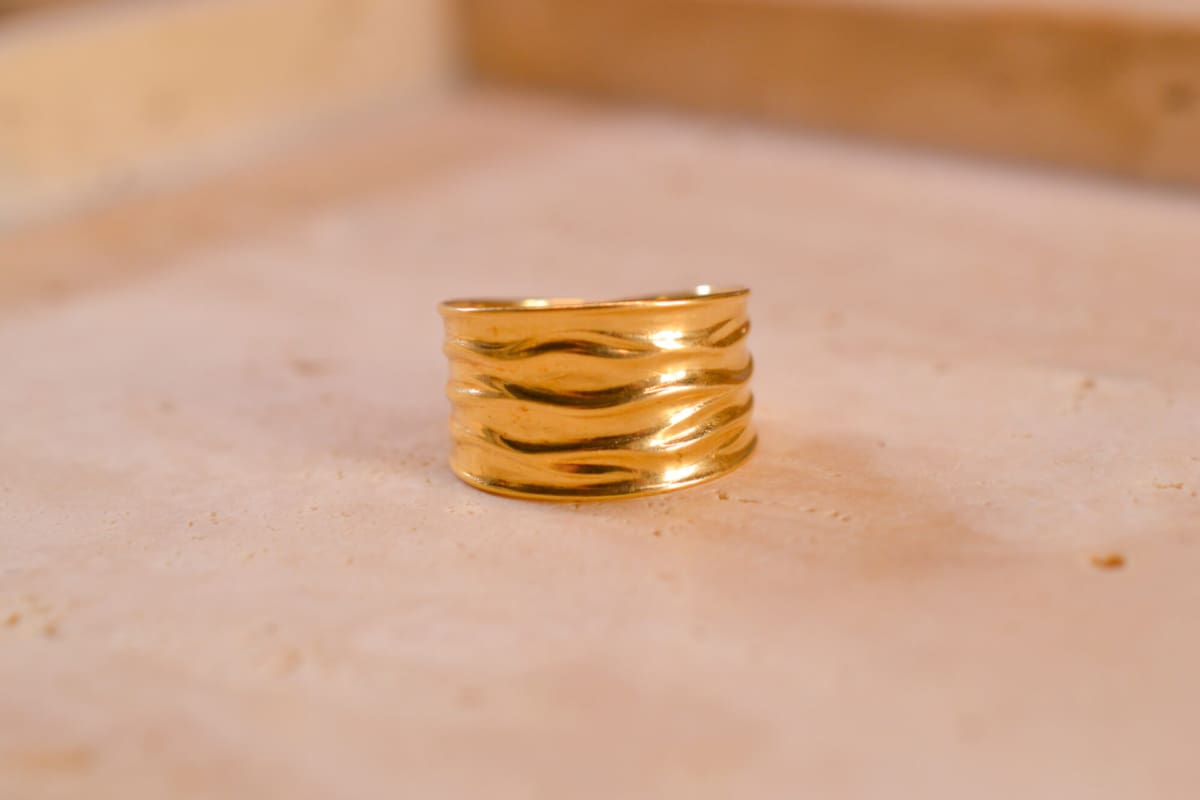 Bague bandeau en Or jaune 18 carats froissée