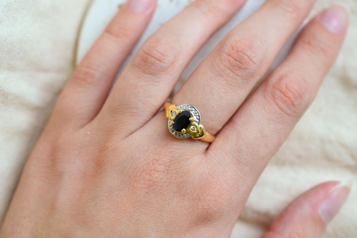 Bague de fiançailles 2 Ors centrée d'un Saphir entouré de Diamants