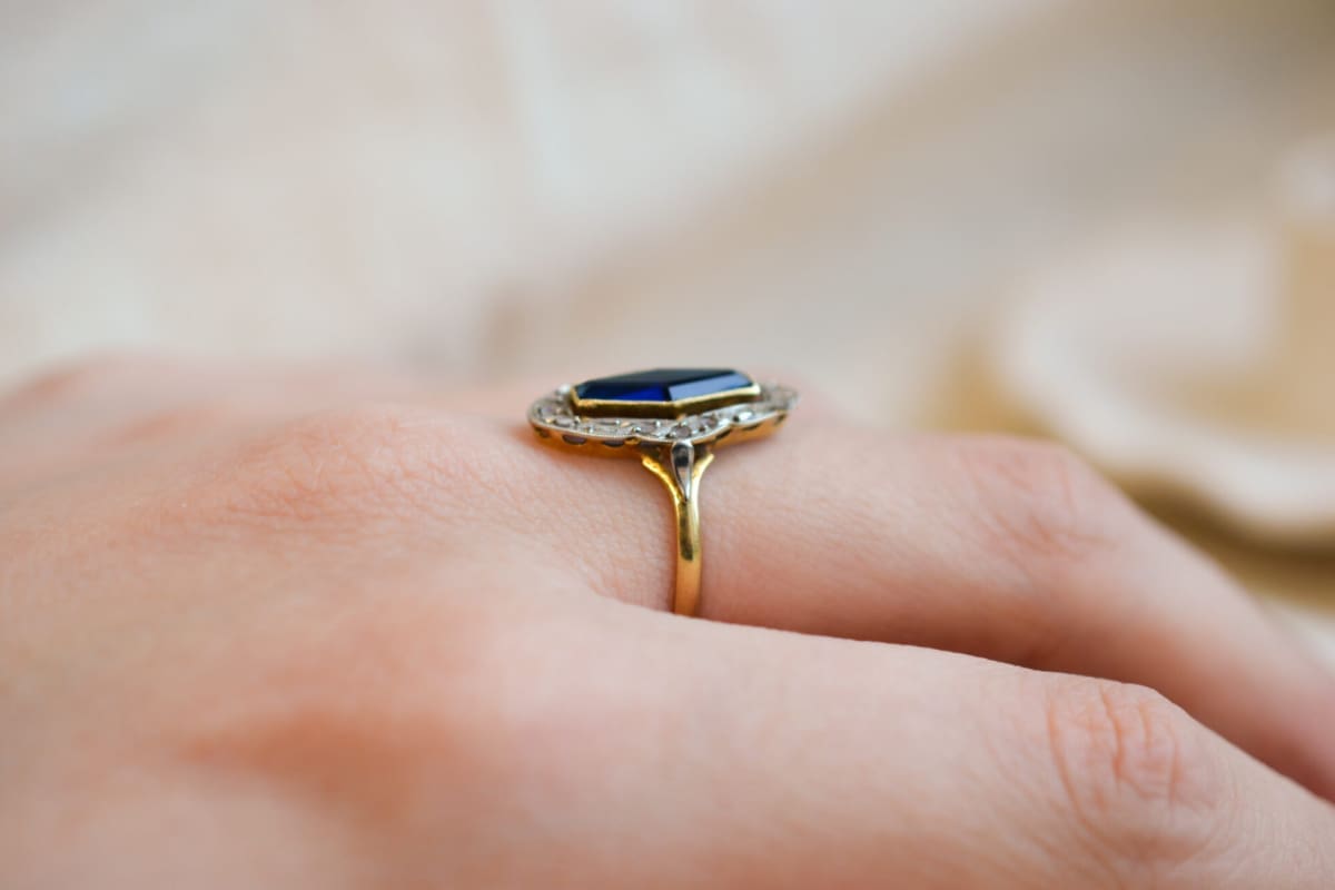 Bague de fiançailles Art Déco 2 Ors pierres bleue et blanches