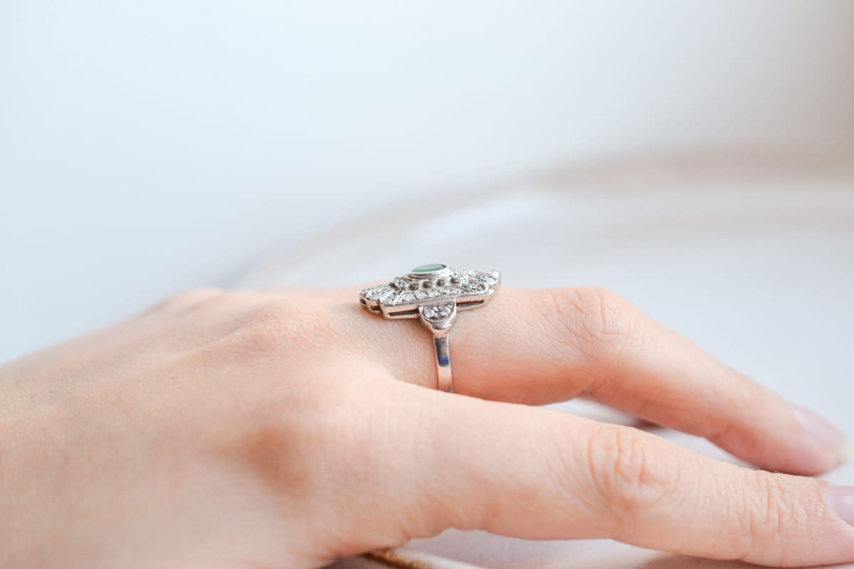 Bague de fiançailles Vintage en Or blanc 18 carats sertie d'une Émeraude dans un entourage de Diamants