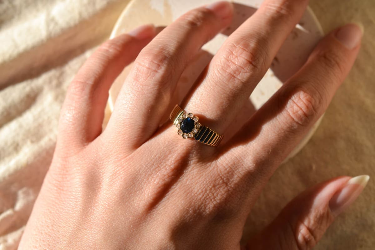 Bague de fiançailles ancienne en Or jaune 18 carats centrée d'un Saphir entouré de Diamants