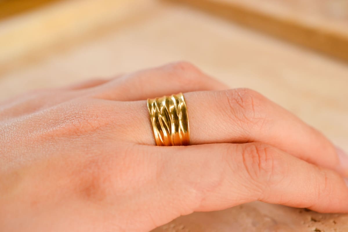 Bague de fiançailles ancienne en Or jaune 18 carats froissée