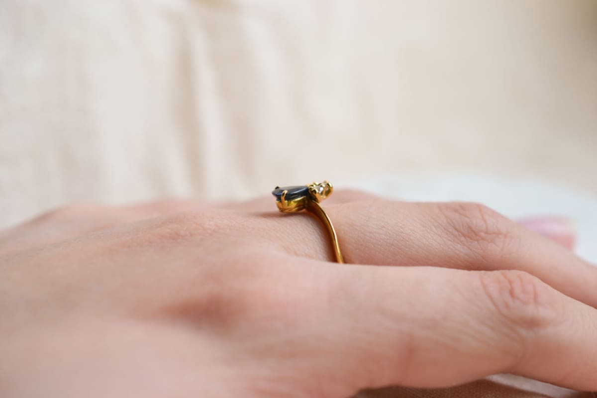 Bague de fiançailles ancienne en Or jaune 18 carats ornée d'un Saphir et 3 Diamants