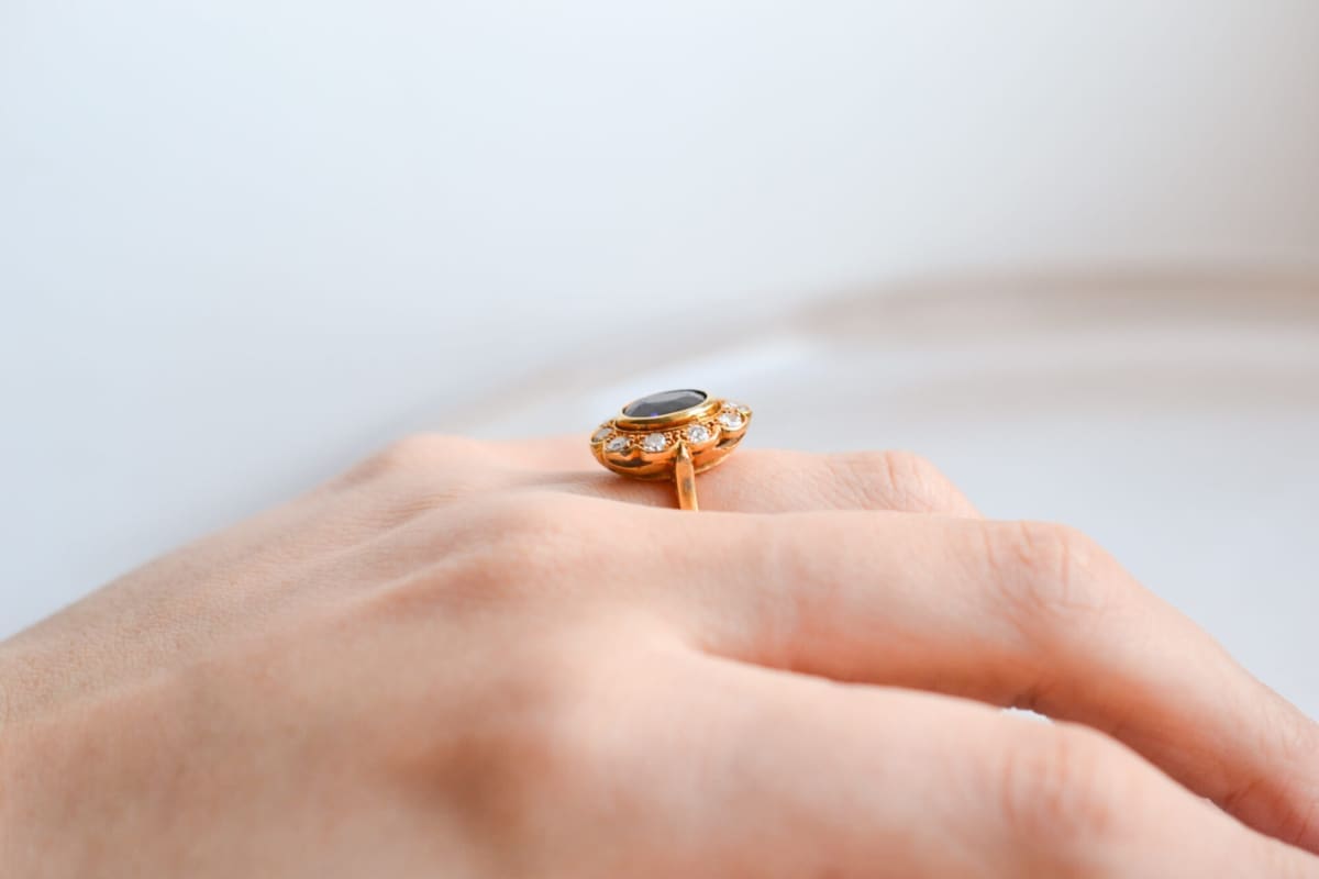 Bague de fiançailles ancienne en Or jaune 18 carats sertie d'un Saphir dans un entourage de Diamants