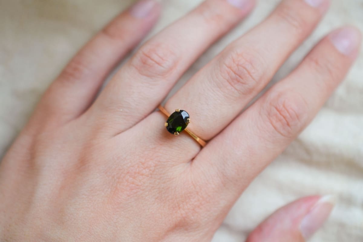 Bague de fiançailles ancienne en Or jaune 18 carats sertie griffes d'une Tourmaline taille ovale