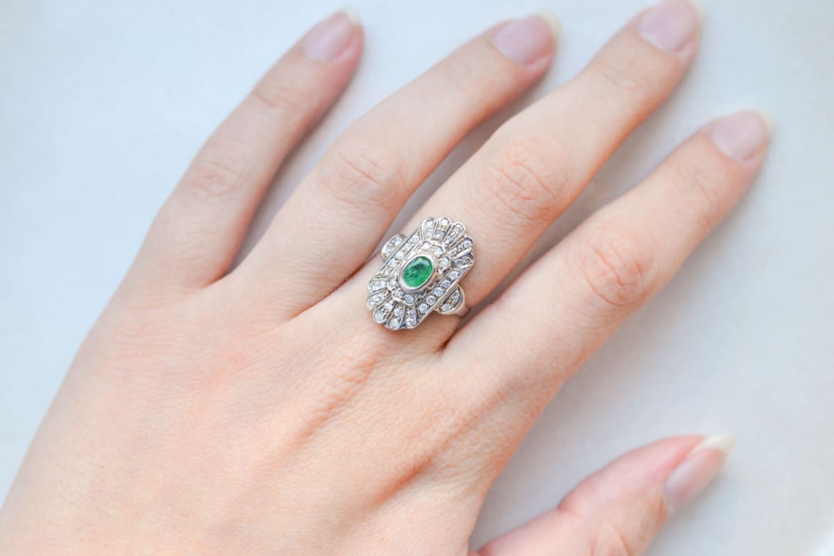 Bague de fiançailles en Or blanc 18 carats centrée d'une Émeraude pavée de Diamants