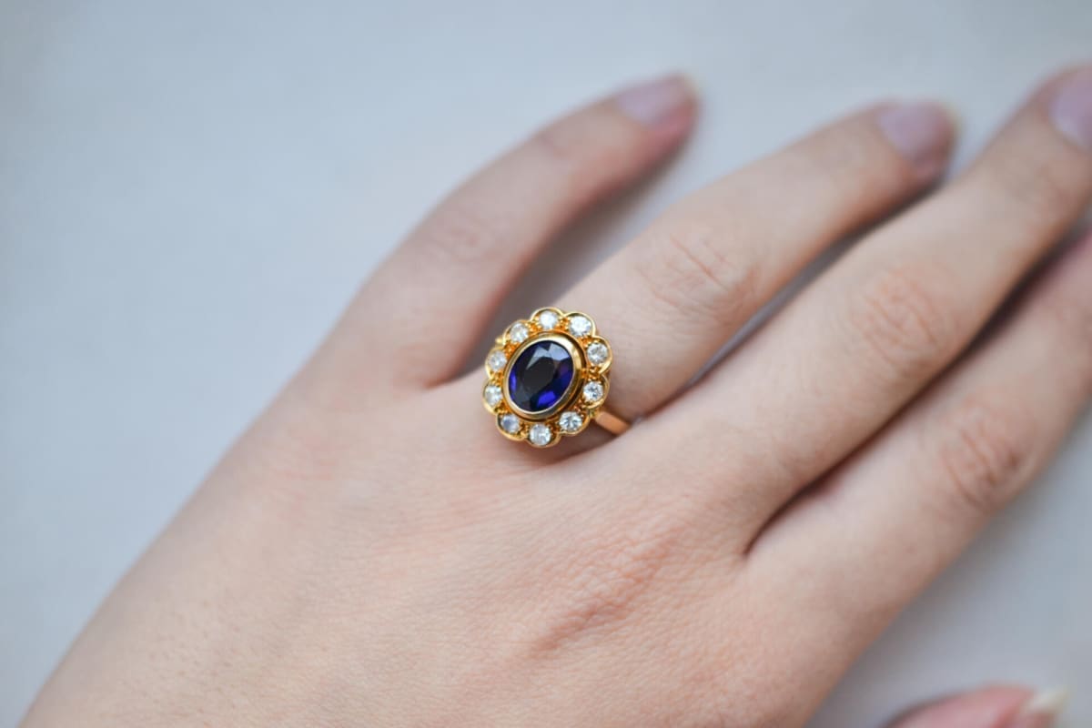 Bague de fiançailles en Or jaune 18 carats centrée d'un Saphir entouré de Diamants