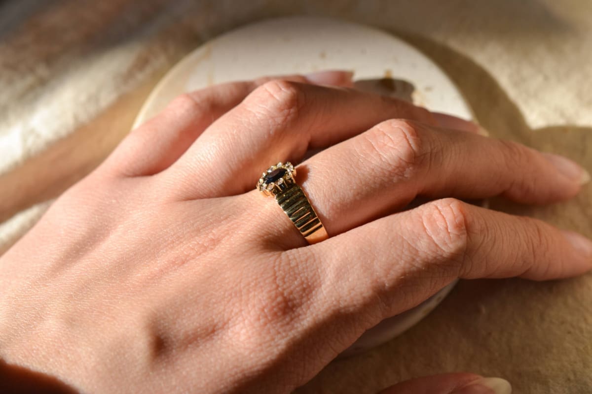 Bague de fiançailles en Or jaune 18 carats sertie d'un Saphir et de Diamants