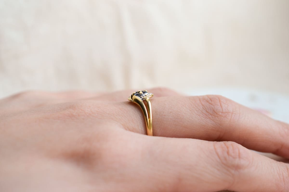 Bague de fiançailles en Or jaune et Or blanc 18 carats ornée de Saphirs en fleur