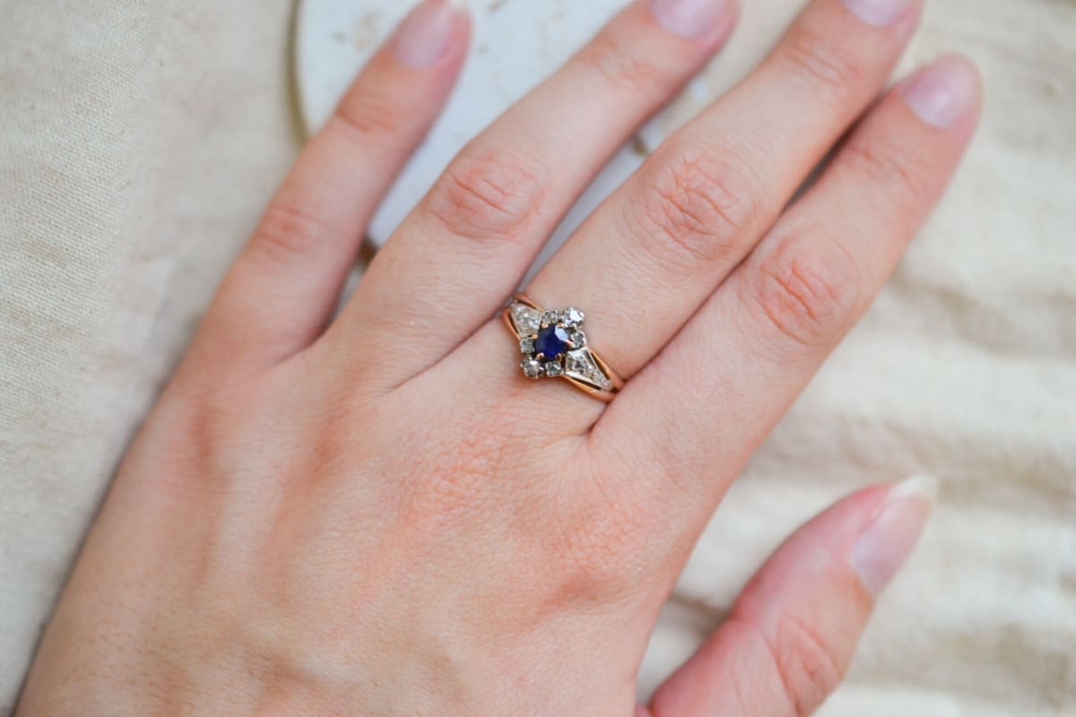Bague de fiançailles en Or rose et Or blanc composée d'un Saphir et de Diamants