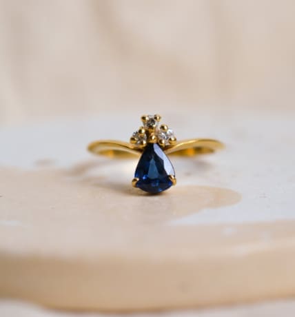 Bague en Or jaune 18 carats sertie d'un Saphir et de 3 Diamants