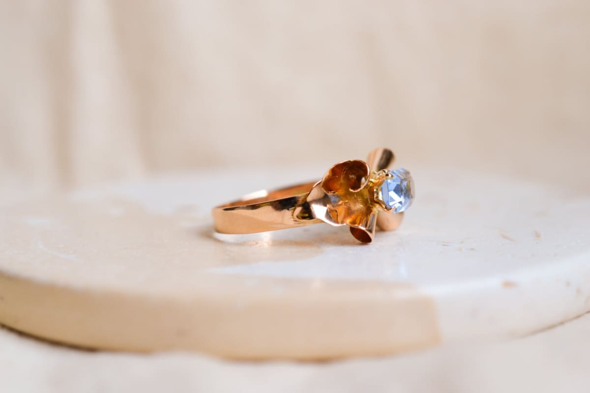 Bague en forme de noeud en Or jaune 18 carats ornée d'une pierre bleue ciel
