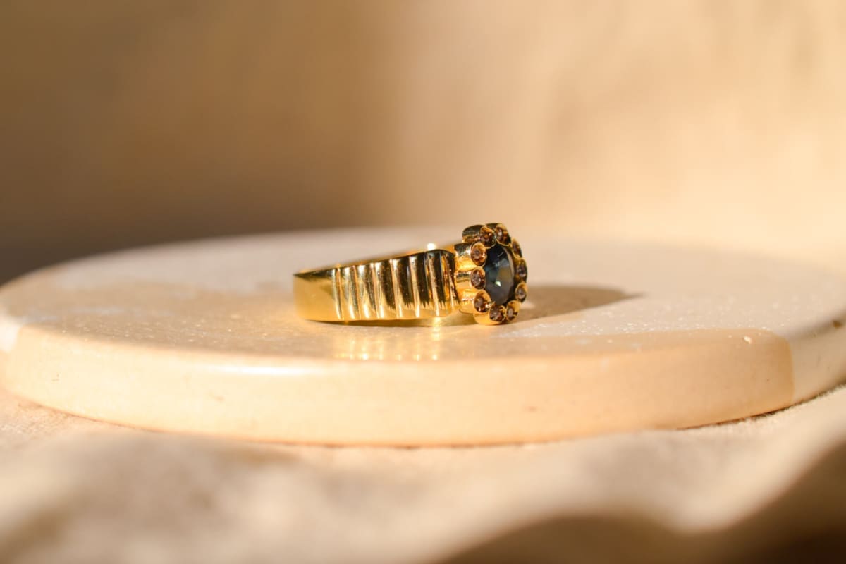 Bague fleur ancienne en Or jaune 18 carats sertie d'un Saphir et de Diamants