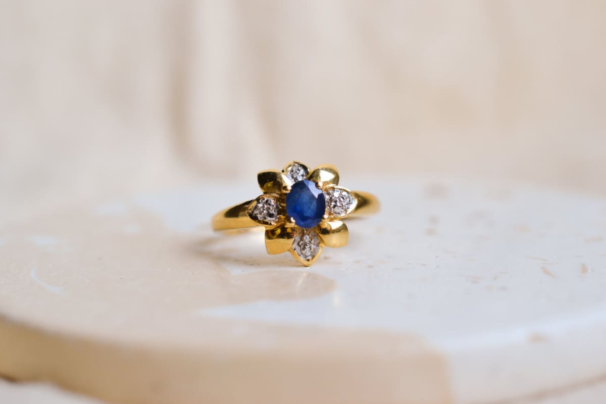 Bague fleur en Or jaune 18 carats centrée d'un Saphir entouré de Diamants