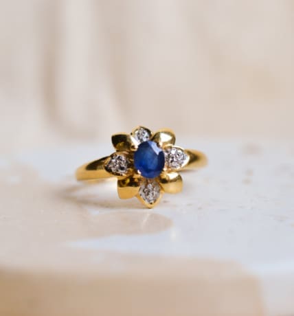 Bague fleur en Or jaune 18 carats centrée d'un Saphir entouré de Diamants
