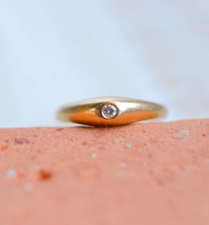 Bague jonc ancienne en Or jaune 18 carats sertie clos d'un Diamant