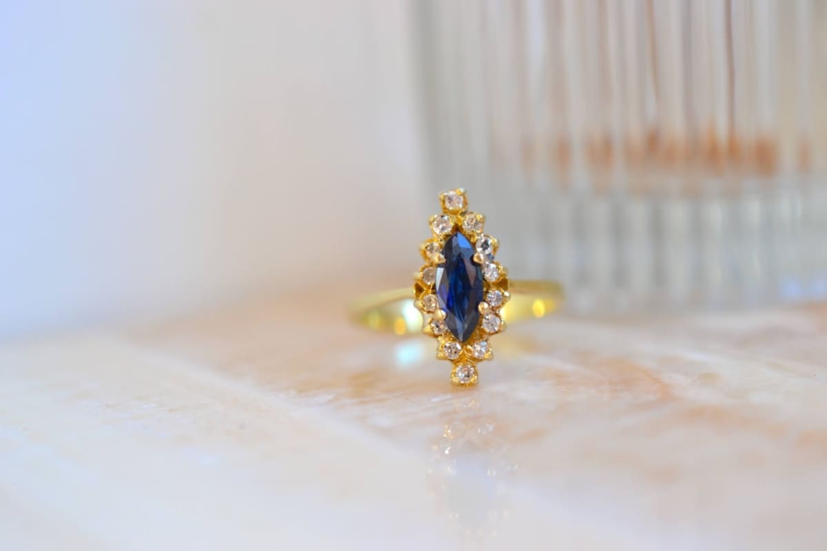bague navette saphir et diamants