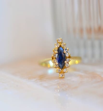 bague navette saphir et diamants