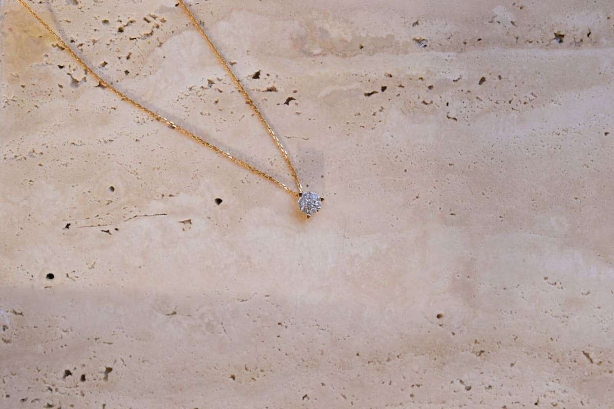 Collier en Or jaune 18 carats orné d'un pendentif serti de Diamants