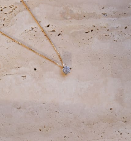 Collier en Or jaune 18 carats orné d'un pendentif serti de Diamants