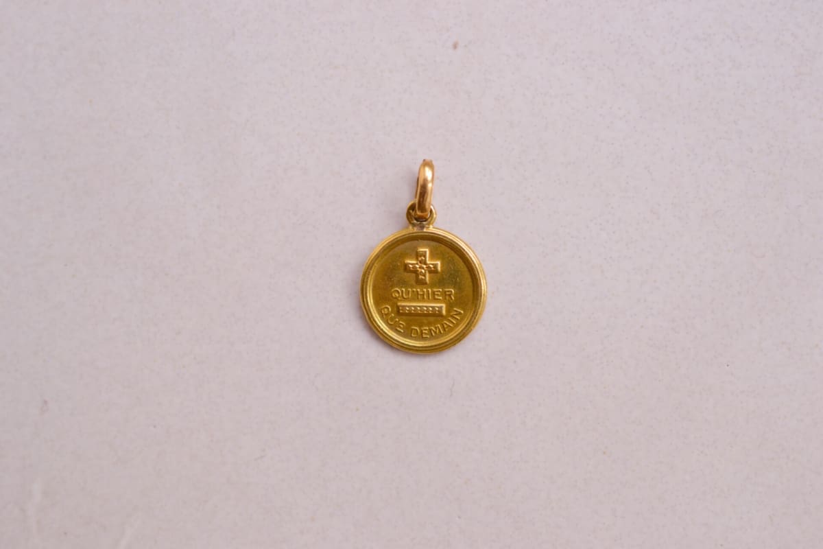 Médaille Augis + qu'hier - que demain contour borduré