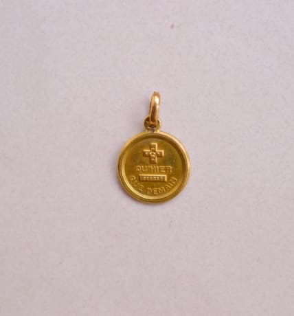 Médaille Augis + qu'hier - que demain contour borduré