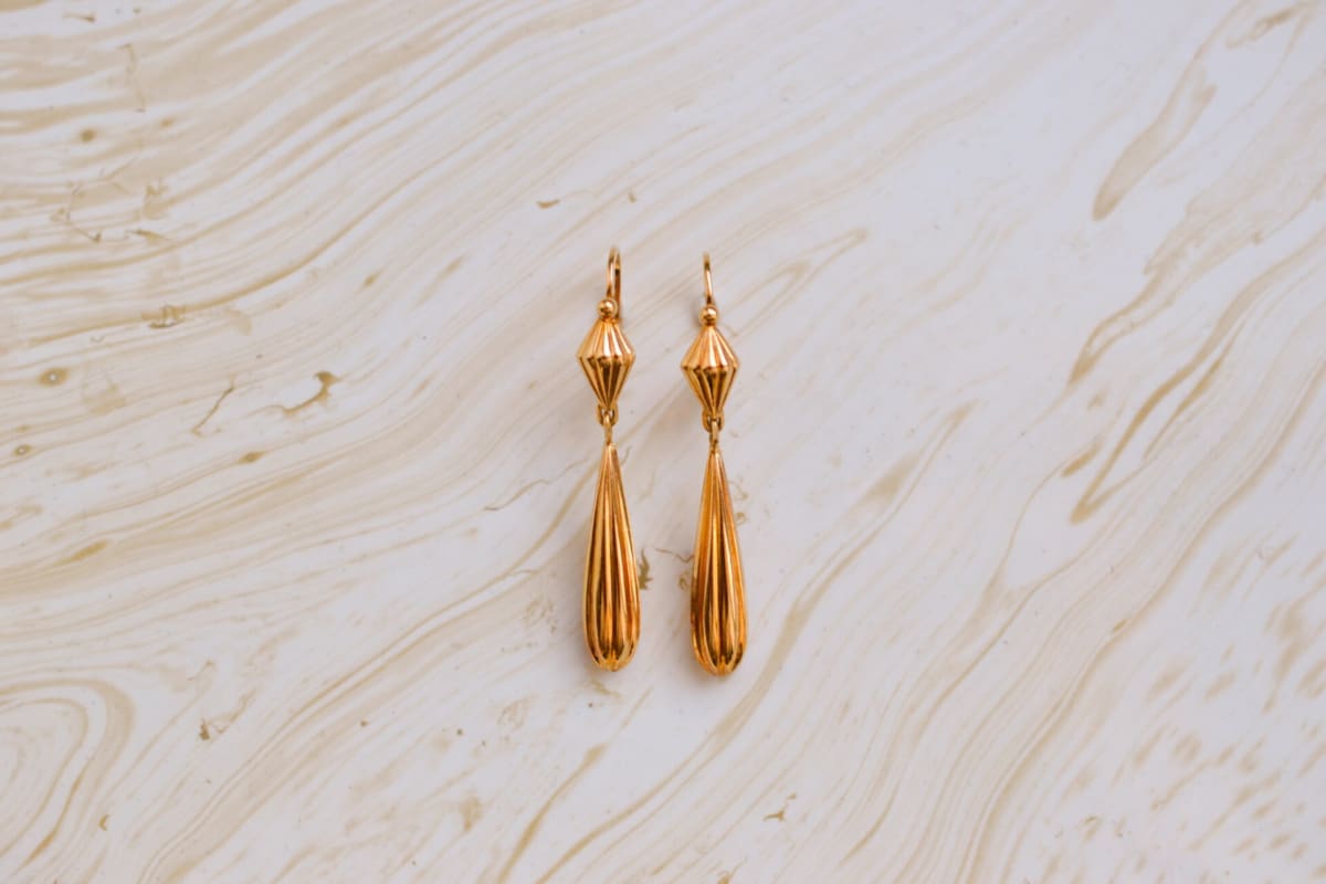 Pendants d'oreilles anciens en Or jaune 18 carats à décor godronné