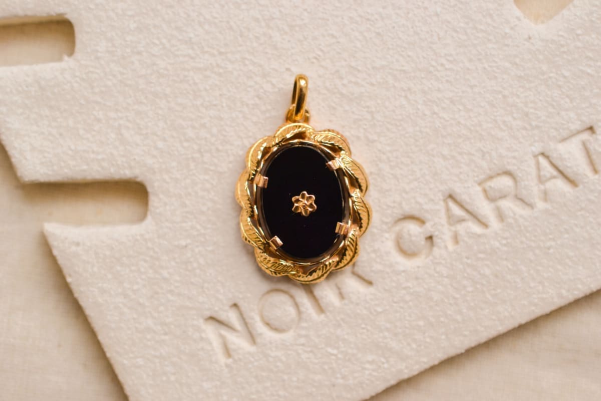 Pendentif Onyx à décor de feuilles - pendentif ancien