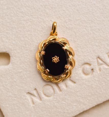 Pendentif Onyx à décor de feuilles - pendentif ancien
