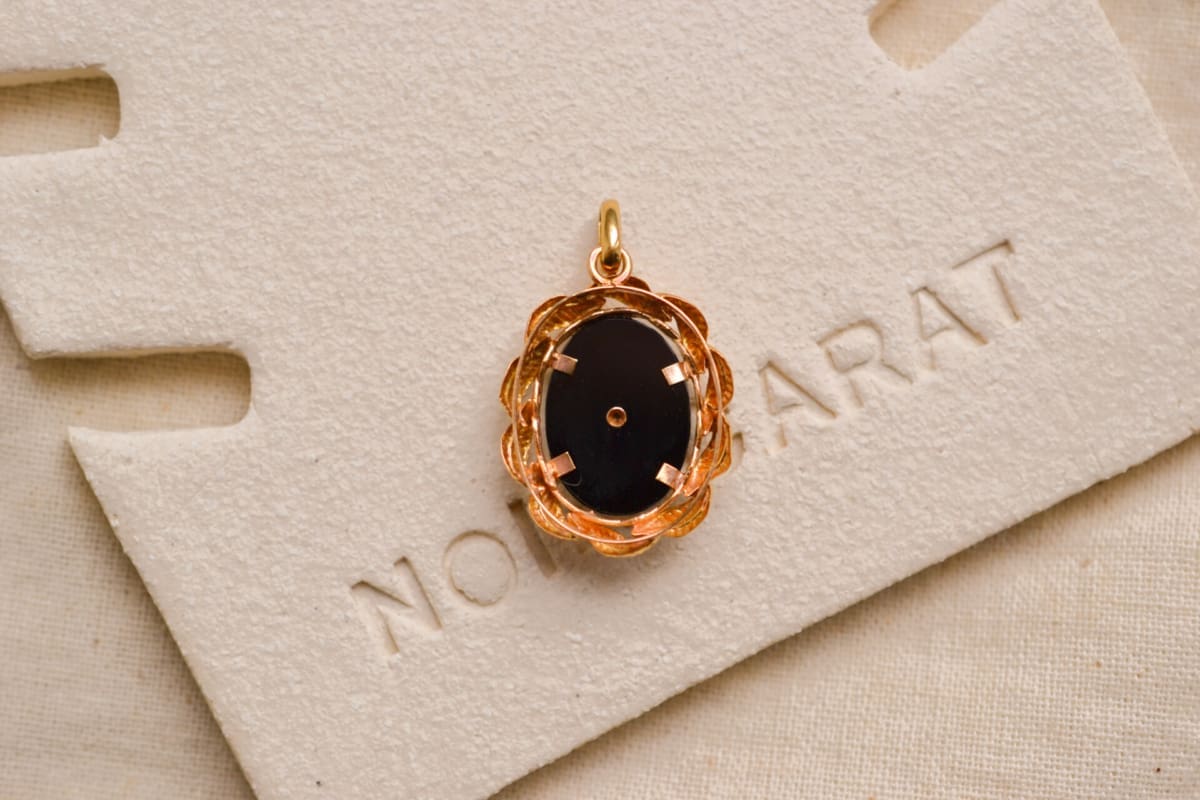 Pendentif Onyx à décor de feuilles - pendentif de seconde main