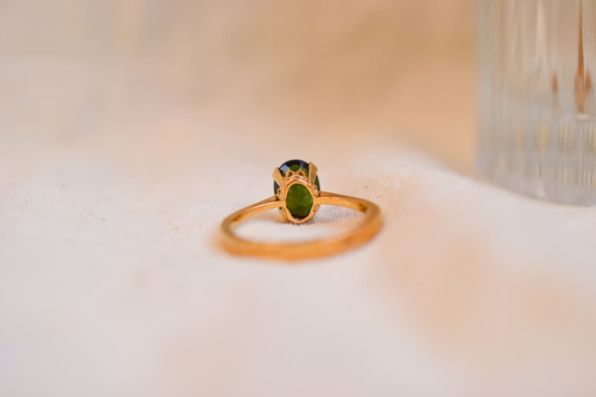 Solitaire Vintage en Or jaune 18 carats ornée d'une Tourmaline serti griffes