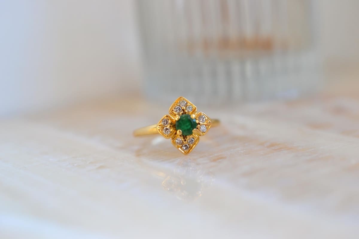 bague losange emeraude et diamants