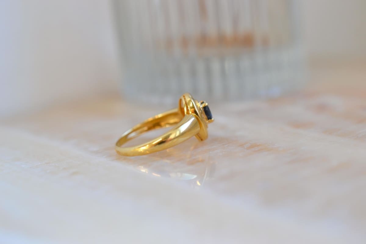 bague ovale saphir et pierres