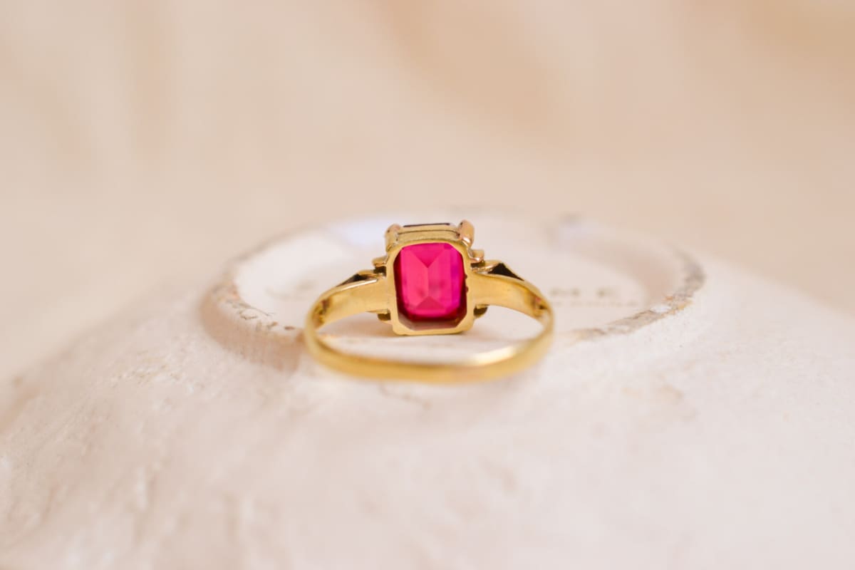 bague rectangulaire rubis synthetique