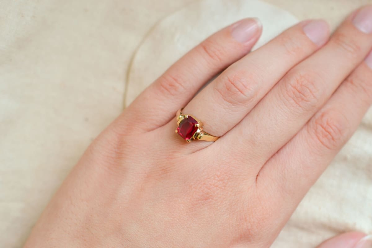 bague solitaire rubis synthetique